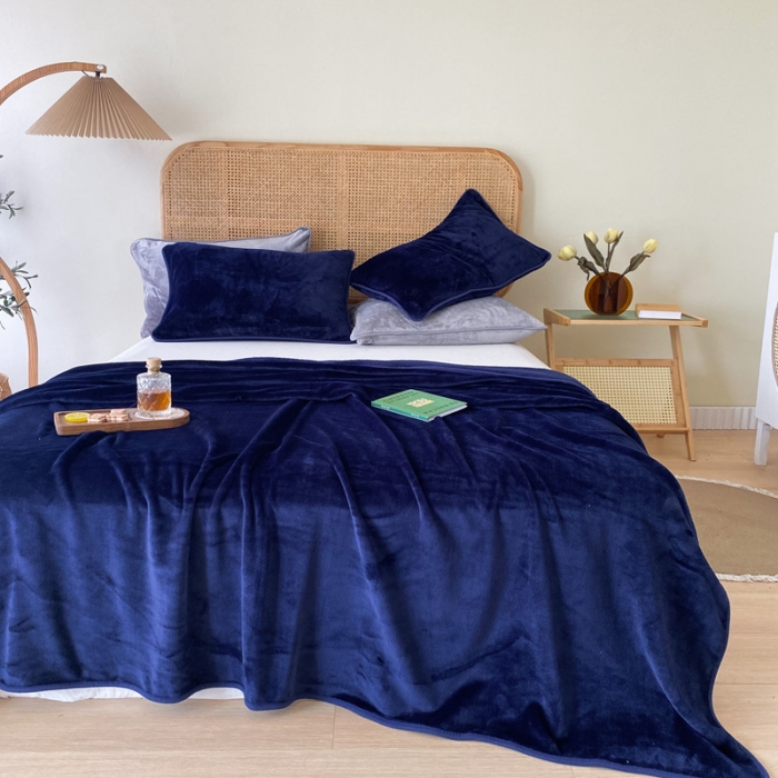 91家纺网 家纺一手货源 找家纺 2025新款320g金貂绒亲肤盖毯加厚纯色珊瑚绒素色法兰绒毯子外贸高端款深蓝