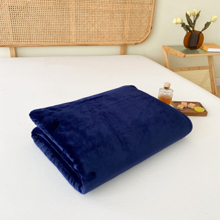 91家纺网 家纺一手货源 找家纺 2025新款320g金貂绒亲肤盖毯加厚纯色珊瑚绒素色法兰绒毯子外贸高端款深蓝