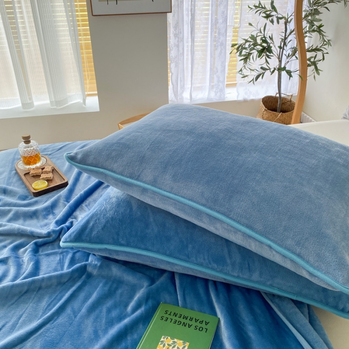 91家纺网 家纺一手货源 找家纺 2025新款320g金貂绒亲肤盖毯加厚纯色珊瑚绒素色法兰绒毯子外贸高端款天蓝