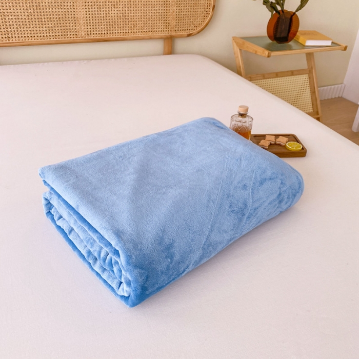 91家纺网 家纺一手货源 找家纺 2025新款320g金貂绒亲肤盖毯加厚纯色珊瑚绒素色法兰绒毯子外贸高端款天蓝