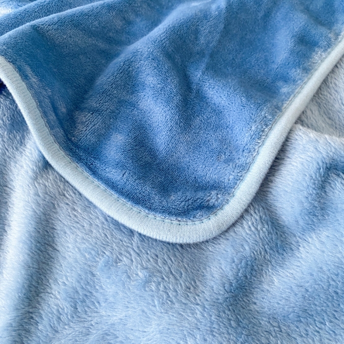 91家纺网 家纺一手货源 找家纺 2025新款320g金貂绒亲肤盖毯加厚纯色珊瑚绒素色法兰绒毯子外贸高端款天蓝