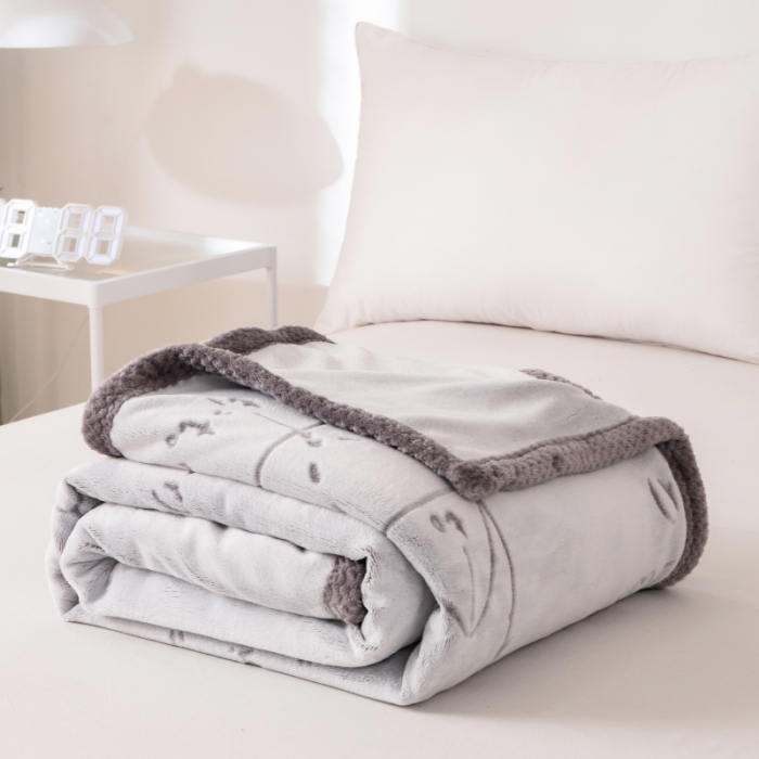 91家纺网 家纺一手货源 找家纺 来菲毛毯 2025新款背印剪花牛奶绒毛毯加厚双层毯子不掉毛高端毯子灰公式