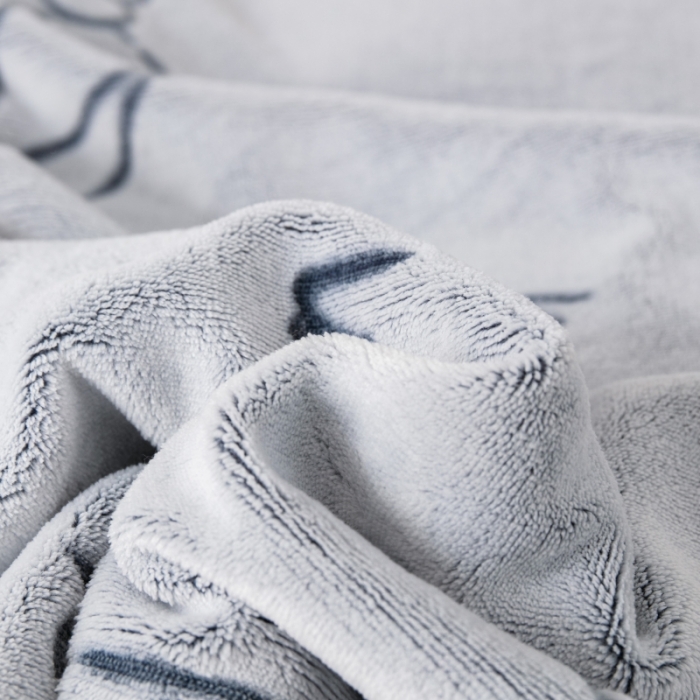 91家纺网 家纺一手货源 找家纺 来菲毛毯 2025新款背印剪花牛奶绒毛毯加厚双层毯子不掉毛高端毯子灰蓝公式