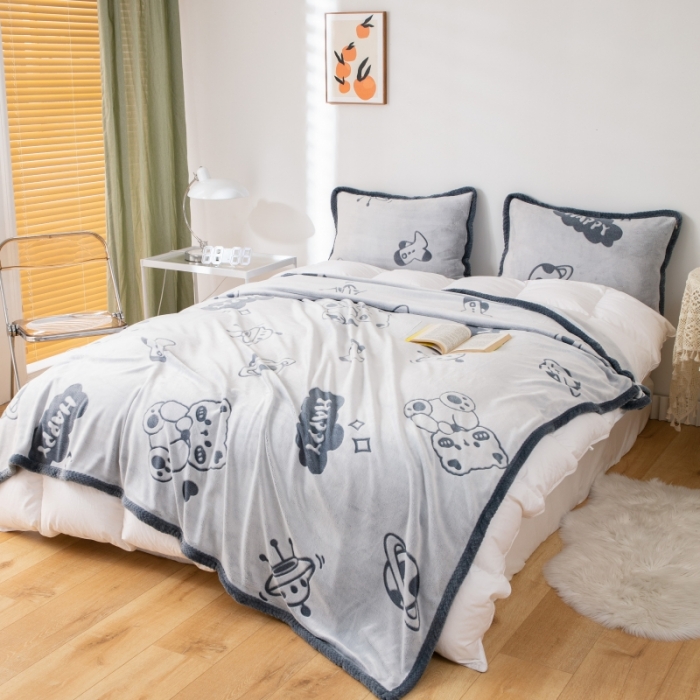 91家纺网 家纺一手货源 找家纺 来菲毛毯 2025新款背印剪花牛奶绒毛毯加厚双层毯子不掉毛高端毯子灰蓝熊