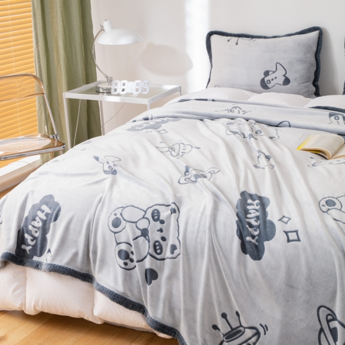 91家纺网 家纺一手货源 找家纺 来菲毛毯 2025新款背印剪花牛奶绒毛毯加厚双层毯子不掉毛高端毯子灰蓝熊