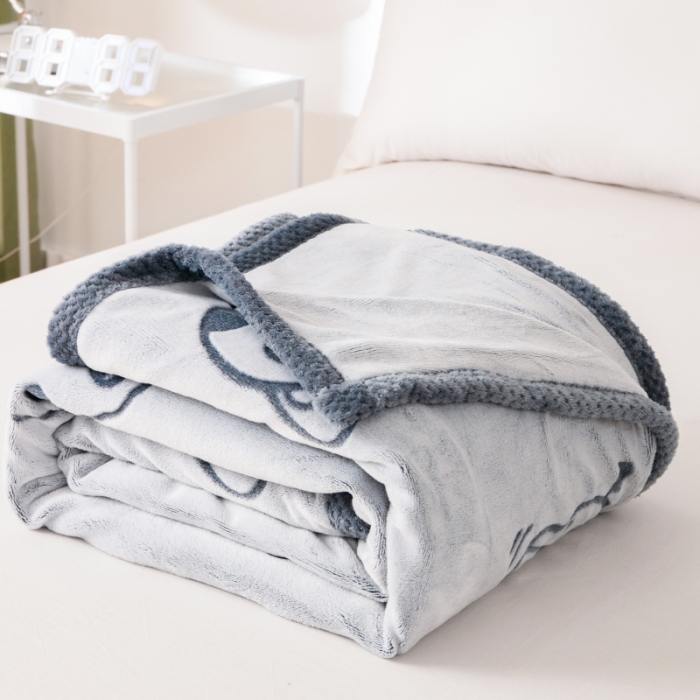 91家纺网 家纺一手货源 找家纺 来菲毛毯 2025新款背印剪花牛奶绒毛毯加厚双层毯子不掉毛高端毯子灰蓝熊