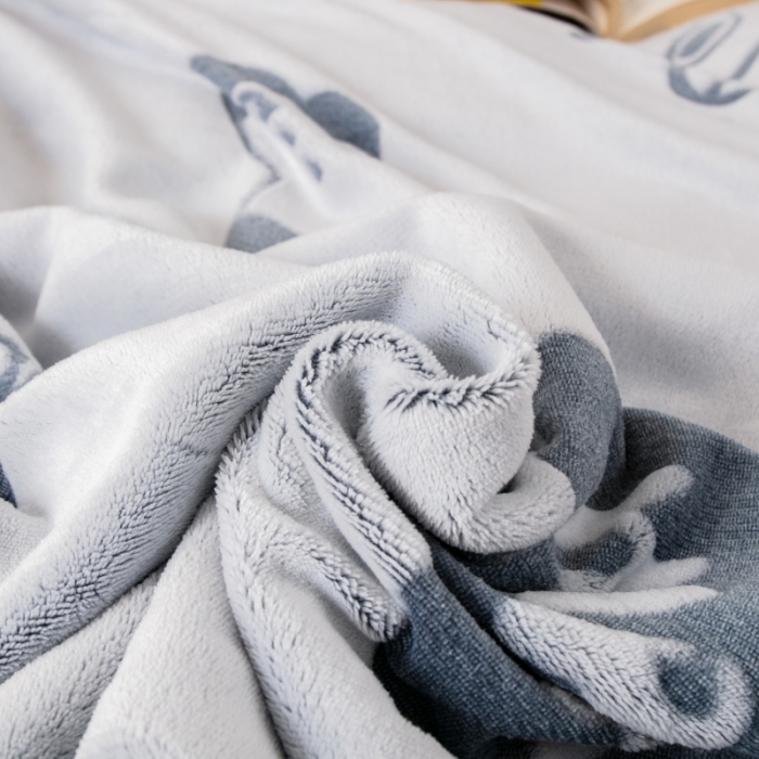 91家纺网 家纺一手货源 找家纺 来菲毛毯 2025新款背印剪花牛奶绒毛毯加厚双层毯子不掉毛高端毯子灰蓝熊