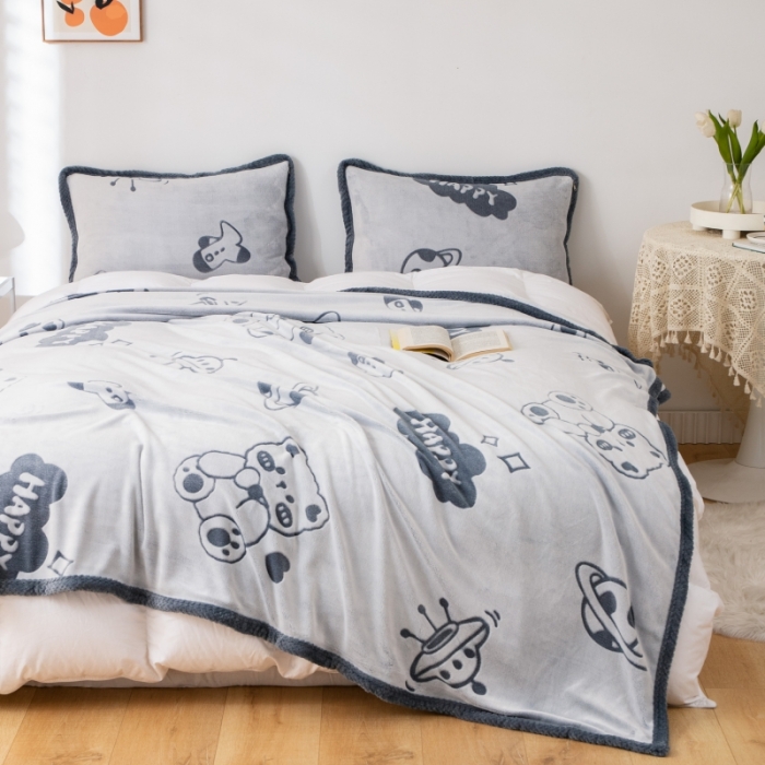 91家纺网 家纺一手货源 找家纺 来菲毛毯 2025新款背印剪花牛奶绒毛毯加厚双层毯子不掉毛高端毯子灰蓝熊