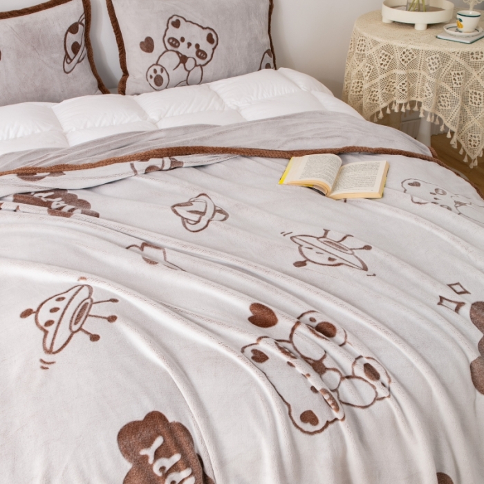 91家纺网 家纺一手货源 找家纺 来菲毛毯 2025新款背印剪花牛奶绒毛毯加厚毯子不掉毛高端毯子咖啡熊