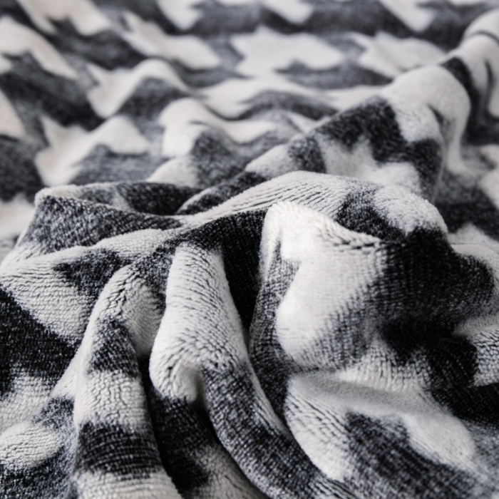 91家纺网 家纺一手货源 找家纺 来菲毛毯 2025新款背印剪花牛奶绒毛毯加厚毯子不掉毛高端毯子千鸟格