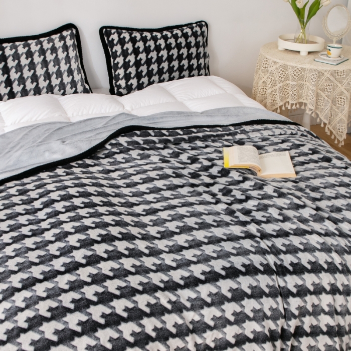 91家纺网 家纺一手货源 找家纺 来菲毛毯 2025新款背印剪花牛奶绒毛毯加厚毯子不掉毛高端毯子千鸟格