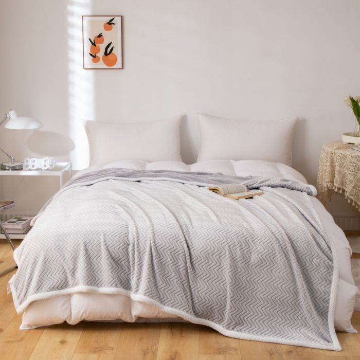 91家纺网 家纺一手货源 找家纺 来菲毛毯 2025新款背印剪花牛奶绒毛毯加厚毯子不掉毛高端毯子灰山陵