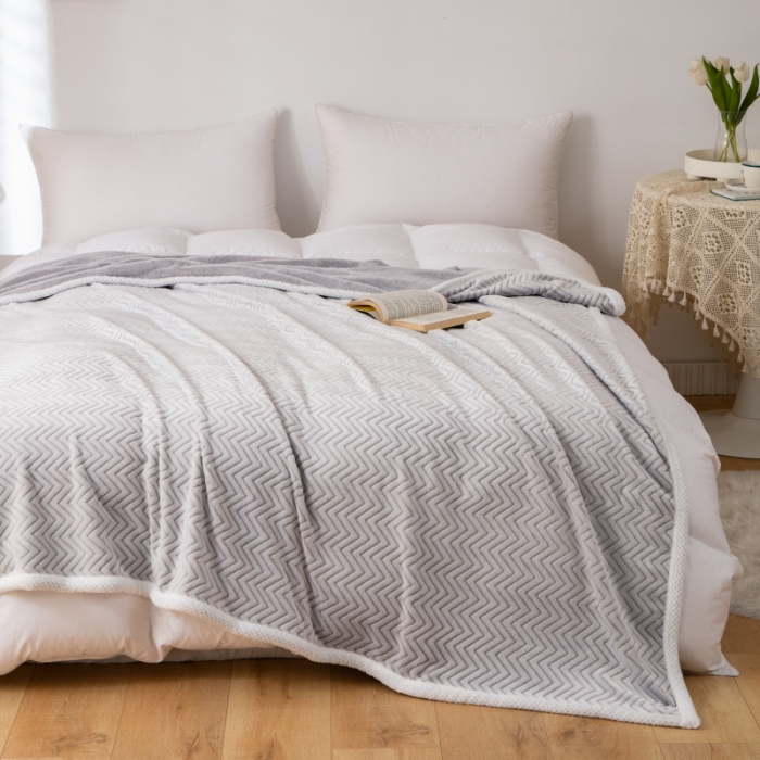 91家纺网 家纺一手货源 找家纺 来菲毛毯 2025新款背印剪花牛奶绒毛毯加厚毯子不掉毛高端毯子灰山陵