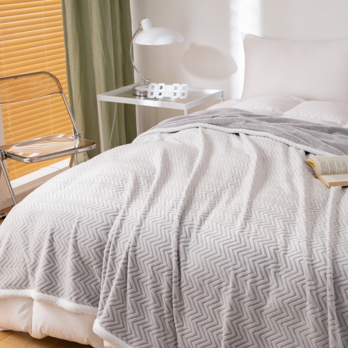 91家纺网 家纺一手货源 找家纺 来菲毛毯 2025新款背印剪花牛奶绒毛毯加厚毯子不掉毛高端毯子灰山陵