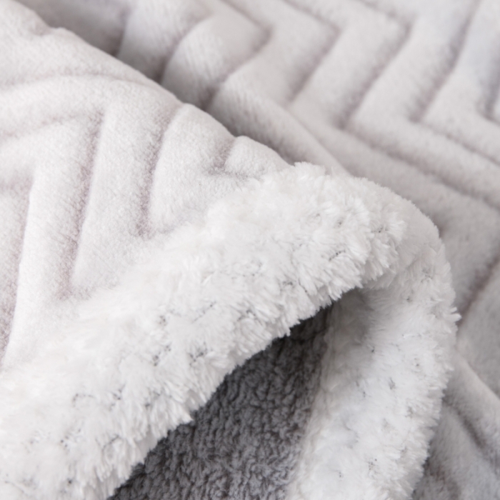 91家纺网 家纺一手货源 找家纺 来菲毛毯 2025新款背印剪花牛奶绒毛毯加厚毯子不掉毛高端毯子灰山陵
