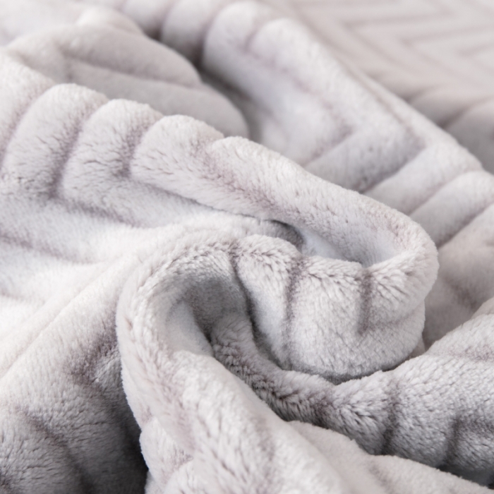 91家纺网 家纺一手货源 找家纺 来菲毛毯 2025新款背印剪花牛奶绒毛毯加厚毯子不掉毛高端毯子灰山陵