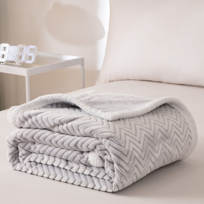 91家纺网 家纺一手货源 找家纺 来菲毛毯 2025新款背印剪花牛奶绒毛毯加厚毯子不掉毛高端毯子灰山陵