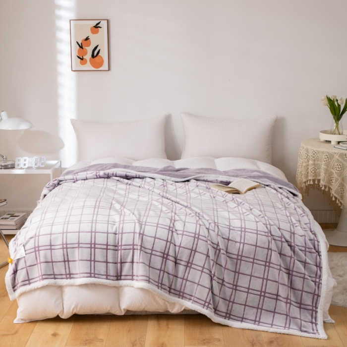 91家纺网 家纺一手货源 找家纺 来菲毛毯 2025新款背印剪花牛奶绒珊瑚绒法兰绒毛毯 紫格子