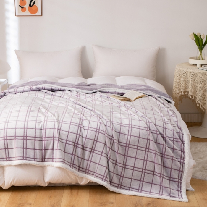 91家纺网 家纺一手货源 找家纺 来菲毛毯 2025新款背印剪花牛奶绒珊瑚绒法兰绒毛毯 紫格子