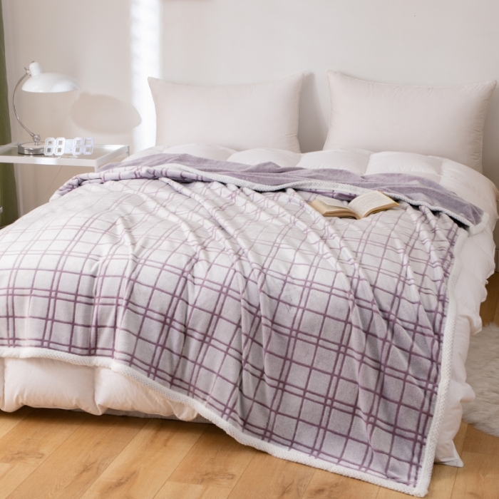 91家纺网 家纺一手货源 找家纺 来菲毛毯 2025新款背印剪花牛奶绒珊瑚绒法兰绒毛毯 紫格子