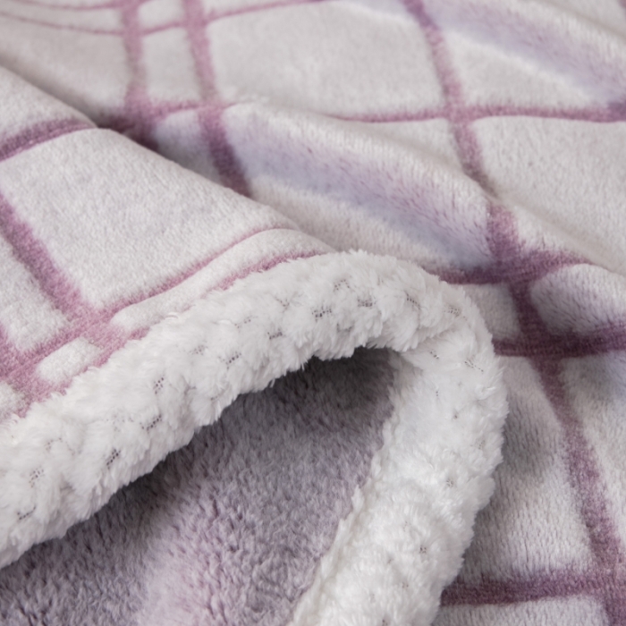 91家纺网 家纺一手货源 找家纺 来菲毛毯 2025新款背印剪花牛奶绒珊瑚绒法兰绒毛毯 紫格子