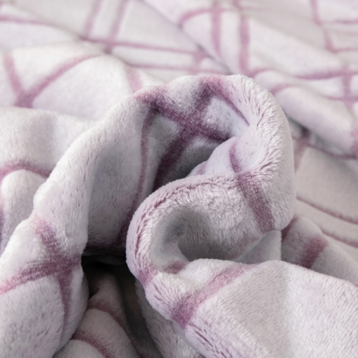 91家纺网 家纺一手货源 找家纺 来菲毛毯 2025新款背印剪花牛奶绒珊瑚绒法兰绒毛毯 紫格子