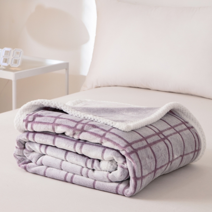 91家纺网 家纺一手货源 找家纺 来菲毛毯 2025新款背印剪花牛奶绒珊瑚绒法兰绒毛毯 紫格子