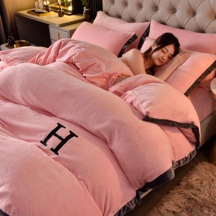 91家纺网 家纺一手货源 找家纺 （总）简爱家纺2025款高克重牛奶绒拼角工艺四件套