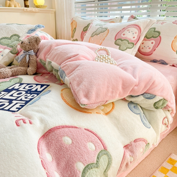 91家纺网 家纺一手货源 找家纺 2022新款5D牛奶绒雪花绒单被套 甜甜草莓