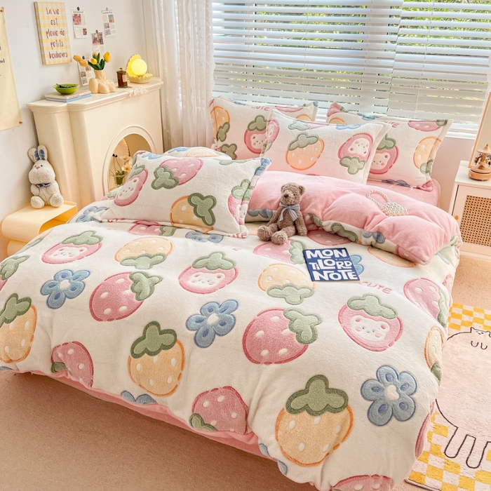 91家纺网 家纺一手货源 找家纺 2022新款5D牛奶绒雪花绒单被套 甜甜草莓