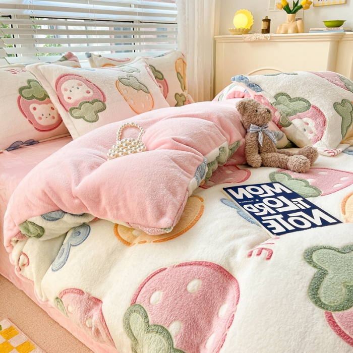 91家纺网 家纺一手货源 找家纺 2022新款5D牛奶绒雪花绒单被套 甜甜草莓