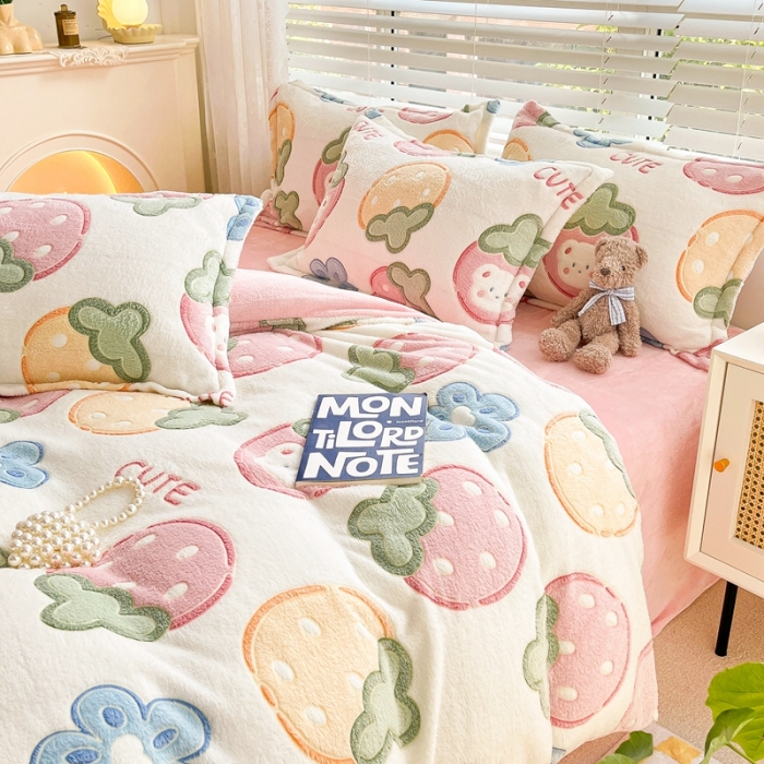 91家纺网 家纺一手货源 找家纺 2022新款5D牛奶绒雪花绒单被套 甜甜草莓