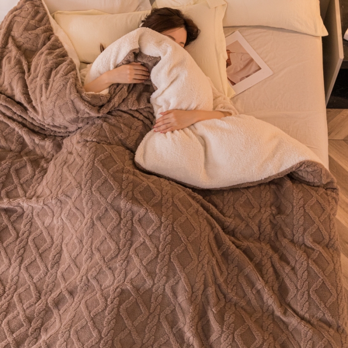 91家纺网 家纺一手货源 找家纺 简爱 2025塔芙绒纯色羊羔绒多功能毛毯被套休闲毯 菱形茉格-咖色