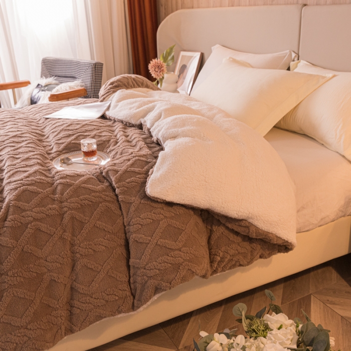 91家纺网 家纺一手货源 找家纺 简爱 2025塔芙绒纯色羊羔绒多功能毛毯被套休闲毯 菱形茉格-咖色