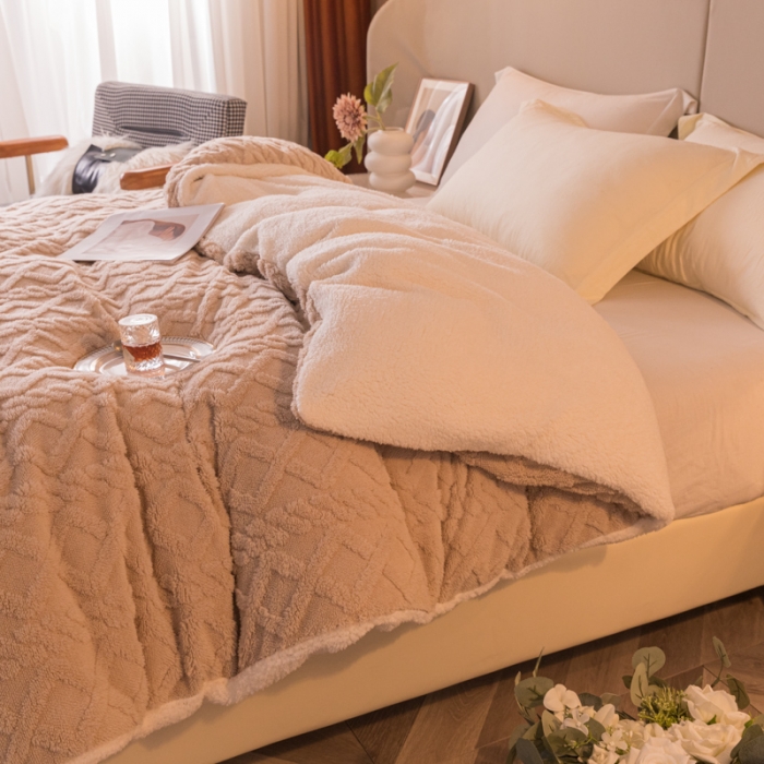 91家纺网 家纺一手货源 找家纺 简爱 2025塔芙绒纯色羊羔绒多功能毛毯被套休闲毯 菱形茉格-米驼色