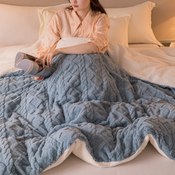 91家纺网 家纺一手货源 找家纺 简爱 2025塔芙绒纯色羊羔绒多功能毛毯被套休闲毯 菱形茉格-暮色蓝