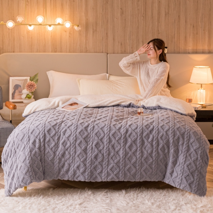 91家纺网 家纺一手货源 找家纺 简爱 2025塔芙绒纯色羊羔绒多功能毛毯被套休闲毯 菱形茉格-气质灰