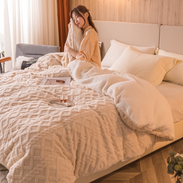 91家纺网 家纺一手货源 找家纺 简爱 2025塔芙绒纯色羊羔绒多功能毛毯被套休闲毯 菱形茉格-浅米