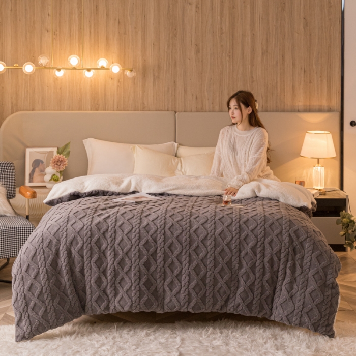 91家纺网 家纺一手货源 找家纺 简爱 2025塔芙绒纯色羊羔绒多功能毛毯被套休闲毯 菱形茉格-儒雅灰