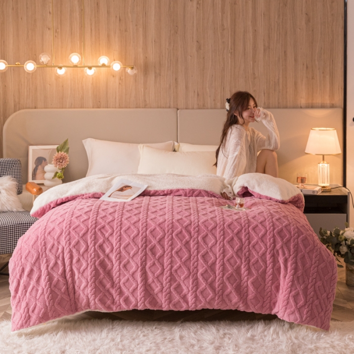 91家纺网 家纺一手货源 找家纺 简爱 2025塔芙绒纯色羊羔绒多功能毛毯被套休闲毯 菱形茉格-珊瑚粉