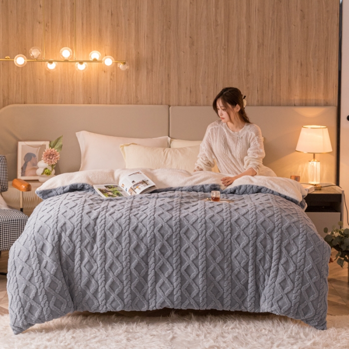 91家纺网 家纺一手货源 找家纺 简爱 2025塔芙绒纯色羊羔绒多功能毛毯被套休闲毯 菱形茉格-绅士灰