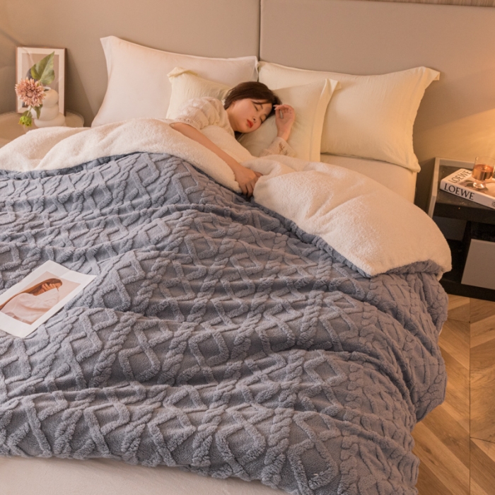 91家纺网 家纺一手货源 找家纺 简爱 2025塔芙绒纯色羊羔绒多功能毛毯被套休闲毯 菱形茉格-绅士灰