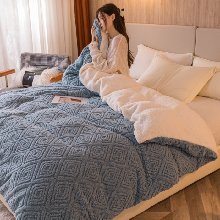 91家纺网 家纺一手货源 找家纺 简爱 2025塔芙绒纯色羊羔绒多功能毛毯被套休闲毯 菱形苏格-暮色蓝