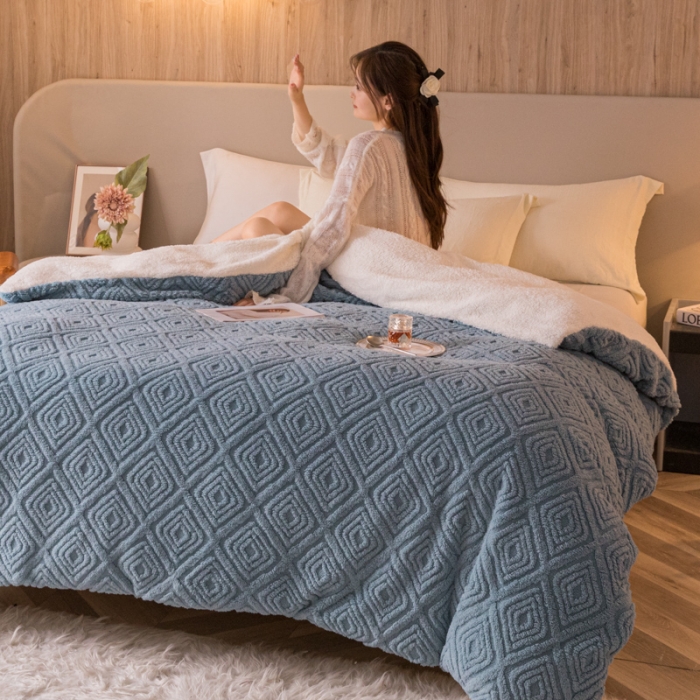 91家纺网 家纺一手货源 找家纺 简爱 2025塔芙绒纯色羊羔绒多功能毛毯被套休闲毯 菱形苏格-暮色蓝