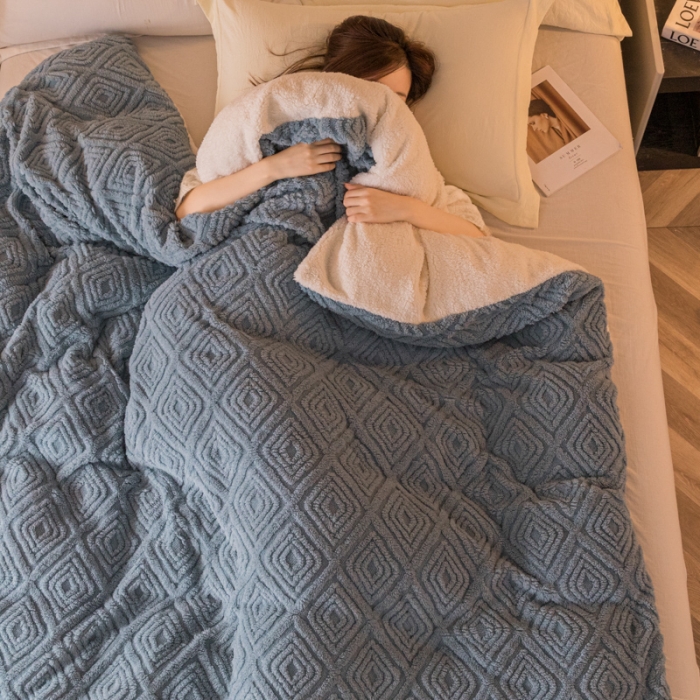 91家纺网 家纺一手货源 找家纺 简爱 2025塔芙绒纯色羊羔绒多功能毛毯被套休闲毯 菱形苏格-暮色蓝