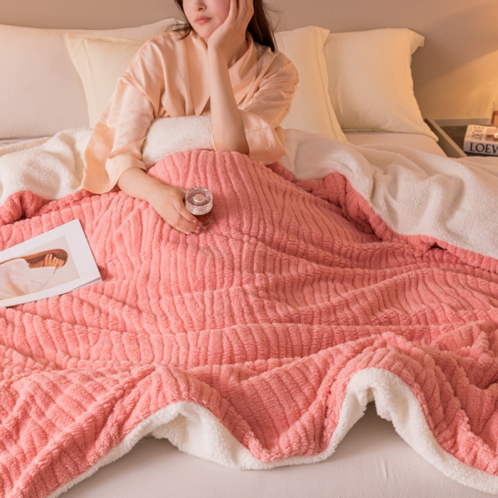 91家纺网 家纺一手货源 找家纺 简爱 2025塔芙绒纯色羊羔绒多功能毛毯被套休闲毯 水漾纹-樱花粉