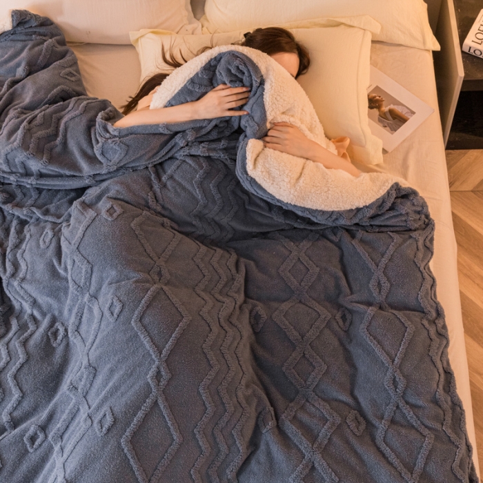 91家纺网 家纺一手货源 找家纺 简爱 2025塔芙绒纯色羊羔绒多功能毛毯被套休闲毯 纹路菱形格-北卡蓝