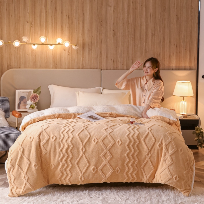 91家纺网 家纺一手货源 找家纺 简爱 2025塔芙绒纯色羊羔绒多功能毛毯被套休闲毯 纹路菱形格-姜黄