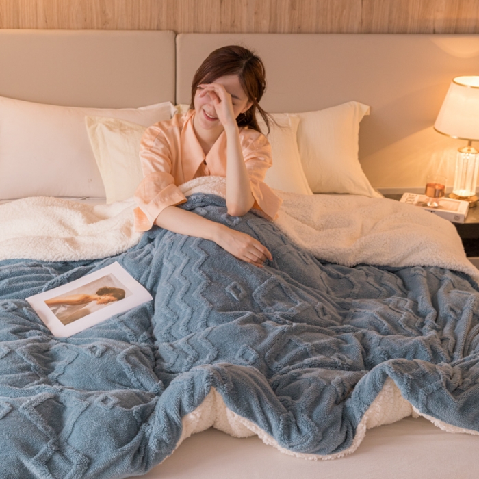 91家纺网 家纺一手货源 找家纺 简爱 2025塔芙绒纯色羊羔绒多功能毛毯被套休闲毯 纹路菱形格-暮色蓝