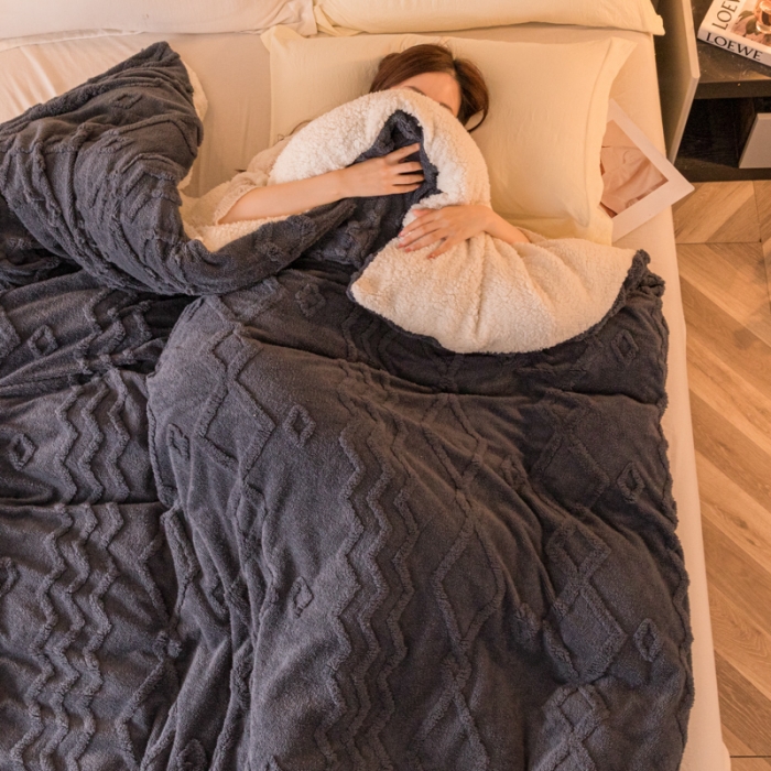 91家纺网 家纺一手货源 找家纺 简爱 2025塔芙绒纯色羊羔绒多功能毛毯被套休闲毯 纹路菱形格-深灰